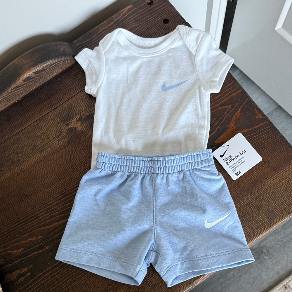 Nike Infant White and Light Blue Set